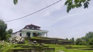 Situs Giri Kedaton dan Makam Raden Supeno