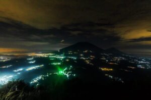 Pendakian Malam ke Puncak Gunung Merapi