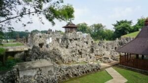 Taman Sari Gua Sunyaragi di  paket wisata Cirebon 1 hari