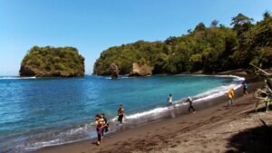 Paket Wisata Pantai di Lumajang