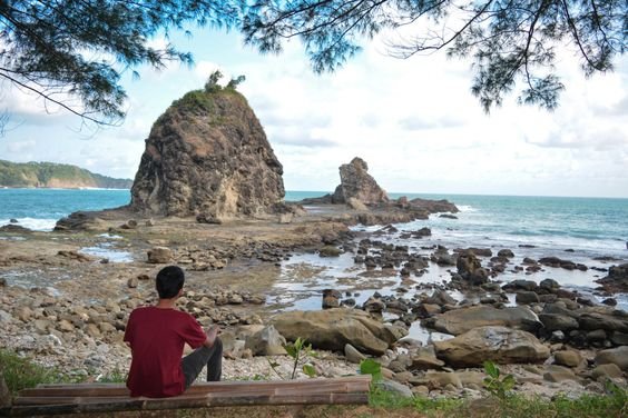 Pantai Watu Lumbung