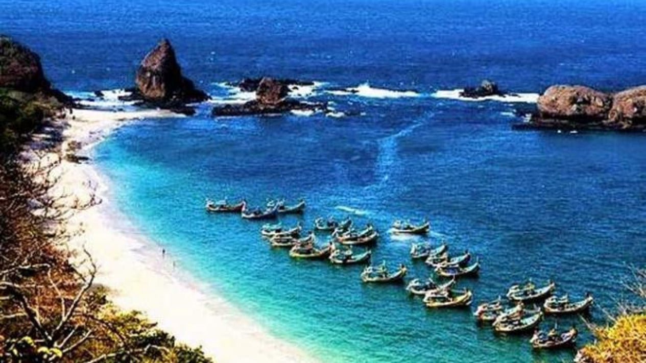 Pantai-Papuma-Jember