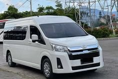 Sewa Hiace Premio Malang MURAH