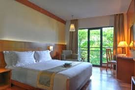 oak tree emerald hotel semarang